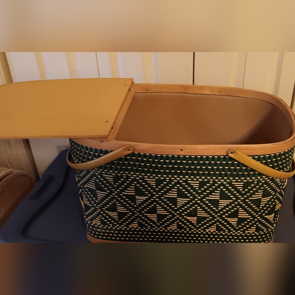 Vintage 1970 Hawkeye green picnic basket & 4 PackerWare divided picnic plates - Picture 4 of 13